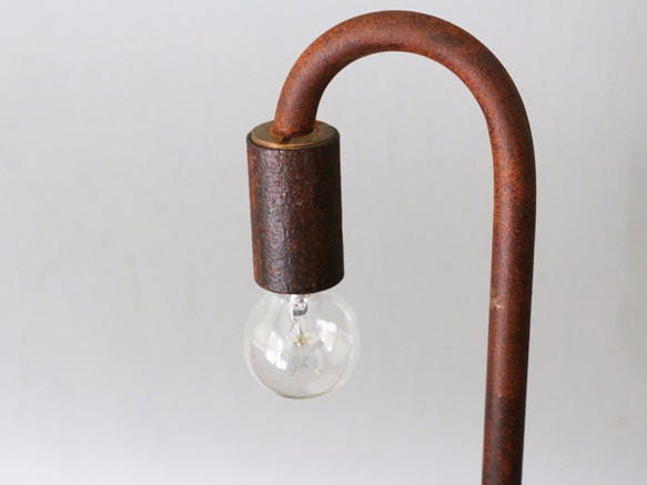 アイアンネック テーブルランプ サビ鉄×陶器の照明（アイボリー） 4枚目の画像