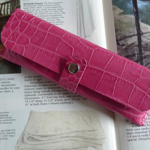 ピンクのクロコダイル型押し革のペンケース ペンケース Whiskey− Cat