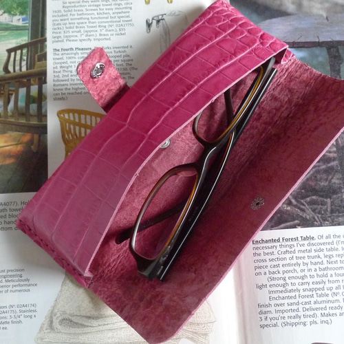 ピンクのクロコダイル型押し革のペンケース ペンケース Whiskey− Cat