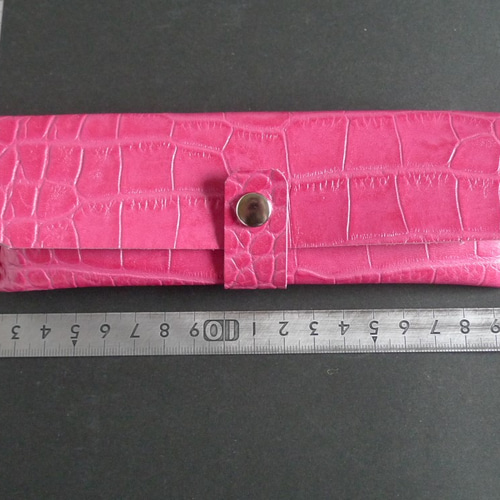ピンクのクロコダイル型押し革のペンケース ペンケース Whiskey− Cat