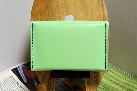 爽やかなライトグリーンのヌメ革の名刺・カードケース 4枚目の画像