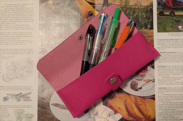 「受注制作」ローズピンクの型押し革のペンケース 3枚目の画像