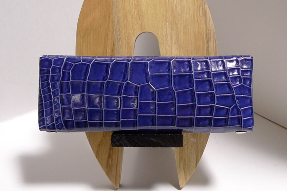 ネイビーブルーのクロコダイル型押し革のペンケース 2枚目の画像
