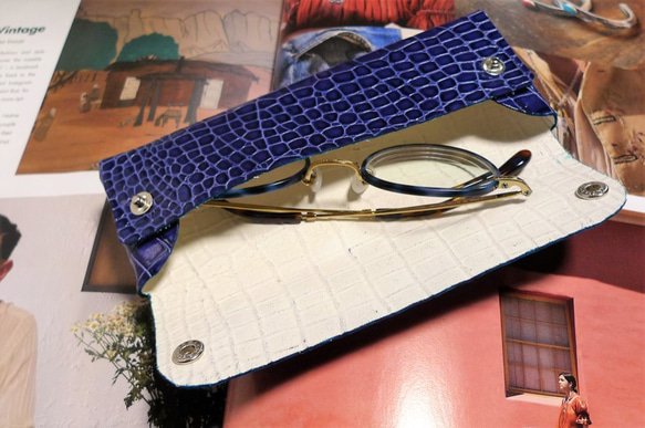 ネイビーブルーのクロコダイル型押し革のペンケース 4枚目の画像