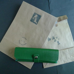 春色　グリンの型押し革のペンケース 5枚目の画像