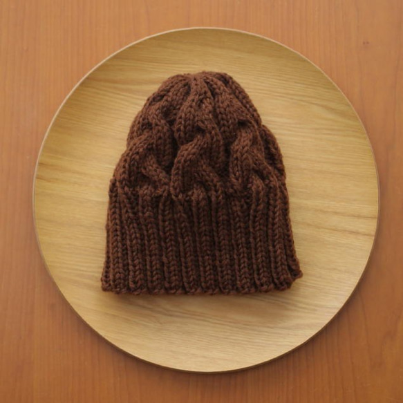 △▲再販×5▲△ チョコレートブラウンの毛糸で編んだ、リブ編み多めの、アラン模様のニット帽（ニホンドリ／L・13） 1枚目の画像