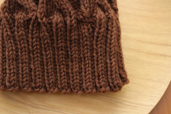 △▲再販×5▲△ チョコレートブラウンの毛糸で編んだ、リブ編み多めの、アラン模様のニット帽（ニホンドリ／L・13） 3枚目の画像