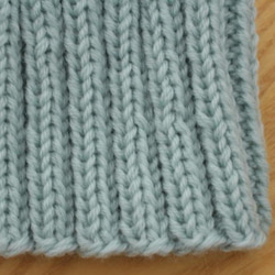 リブ編み多めの、アラン模様のニット帽（ニホンドリ／M・57） 2枚目の画像
