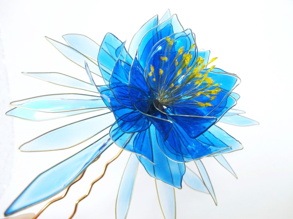 美しい鮮明な色彩　草月花器　洗練されたデザインが特徴