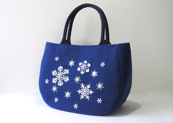 雪の結晶＊ビーズ刺繍のトートバッグ【送料無料】 3枚目の画像