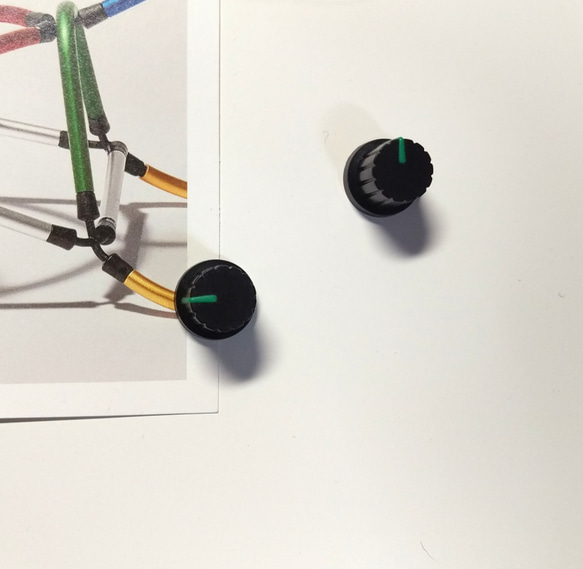 [磁鐵] 合成旋鈕磁鐵 SKM 黑色 x 綠色合成旋鈕磁鐵 SKM 第2張的照片