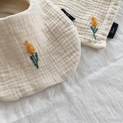 ミモザの刺繍　ハンカチとスタイのセット 2枚目の画像