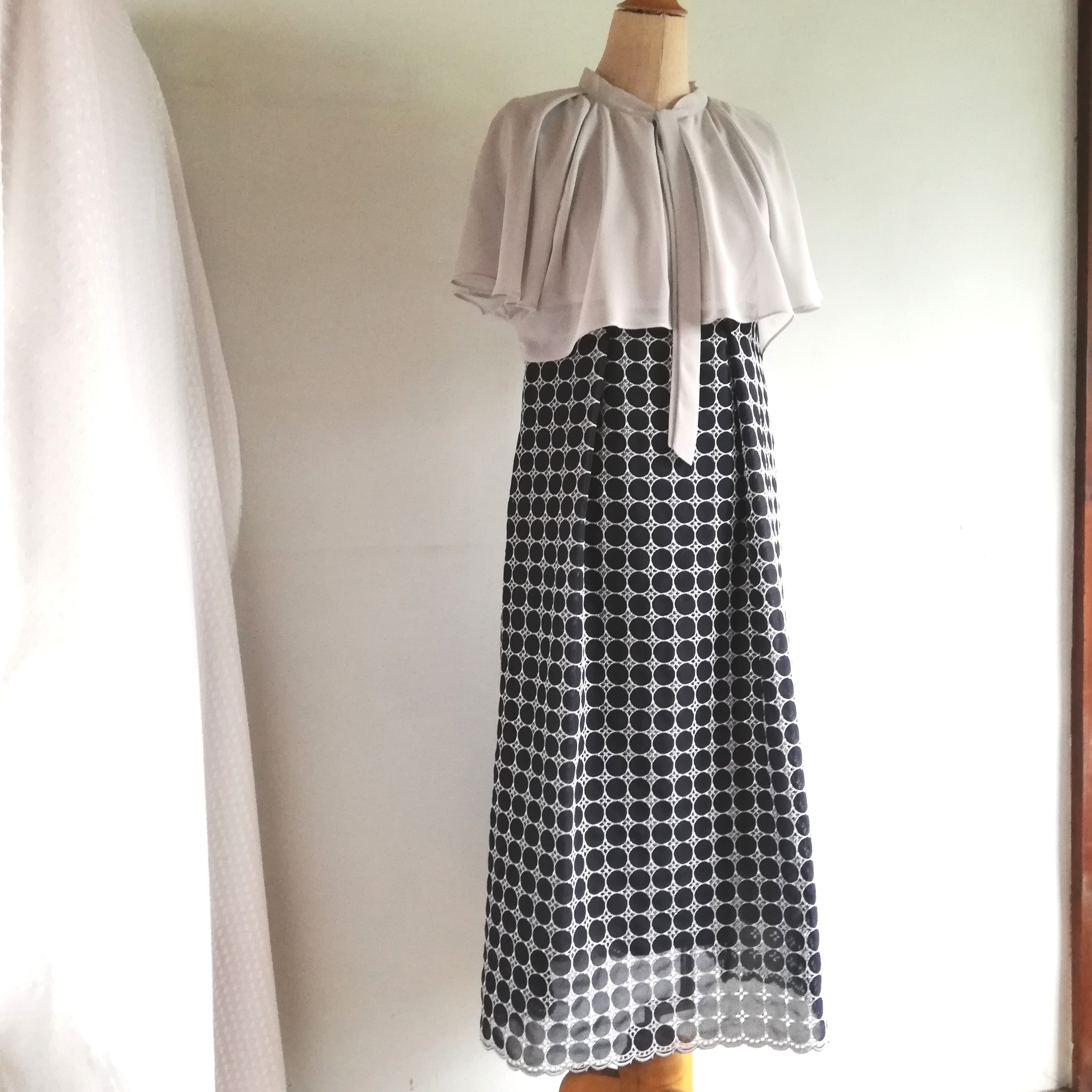 サークルレース刺繍の変身ワンピース
