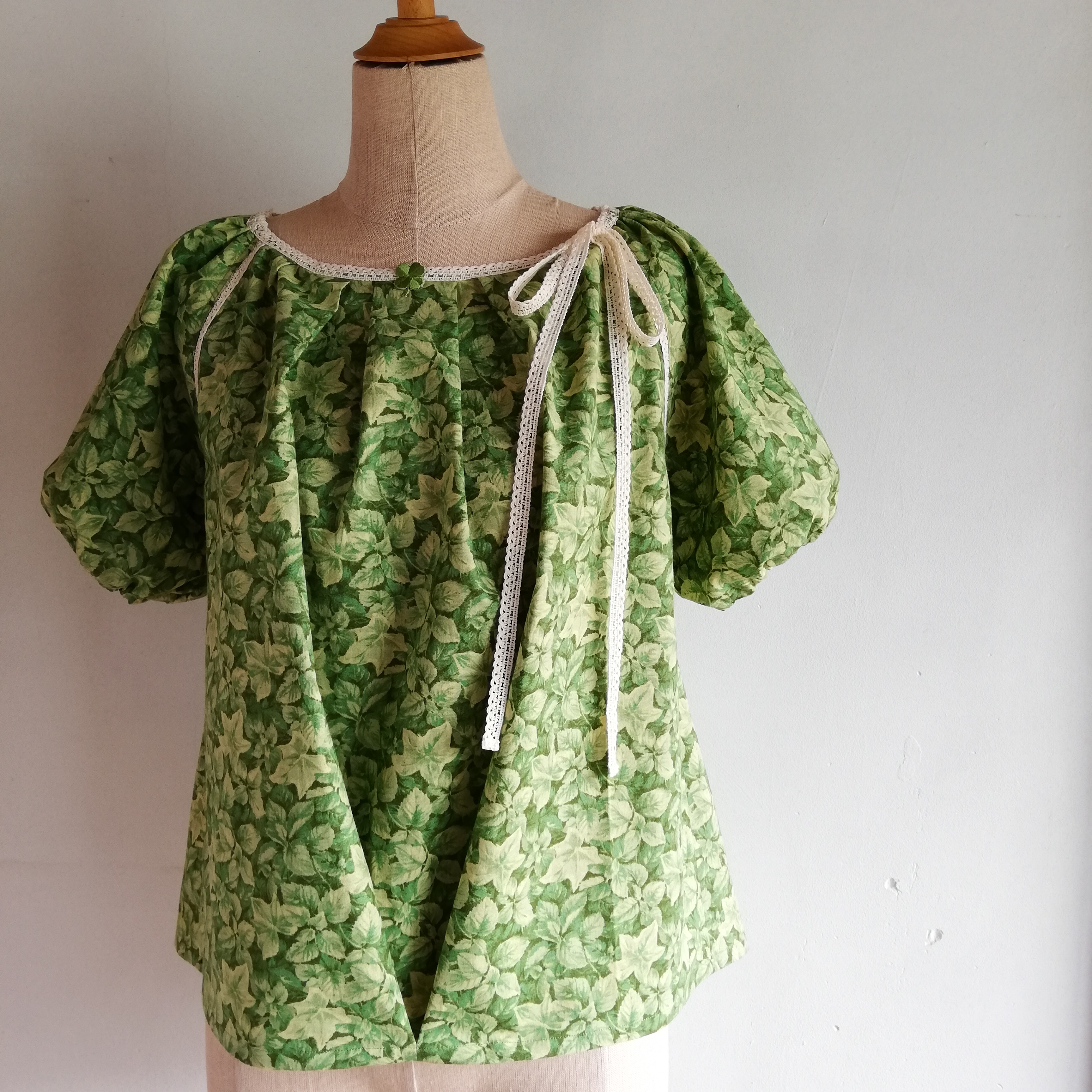 ふんわり幸せグリーンブラウス