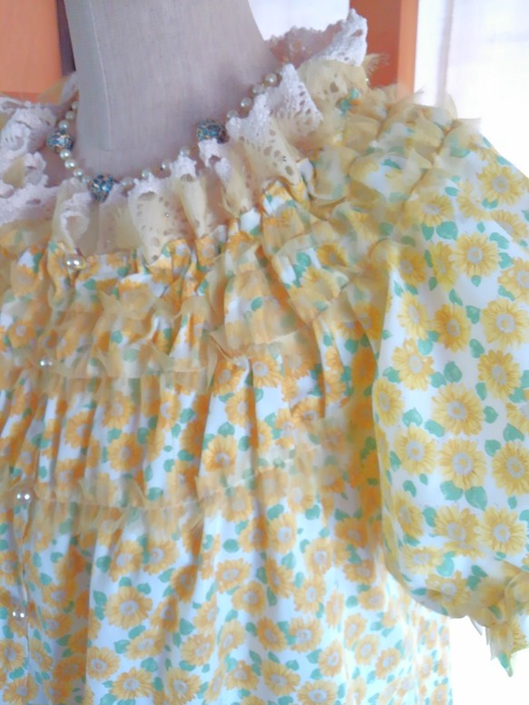 ひまわりプリントのコットンブラウス