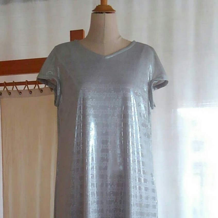 ロゴプリントのシャインワンピース