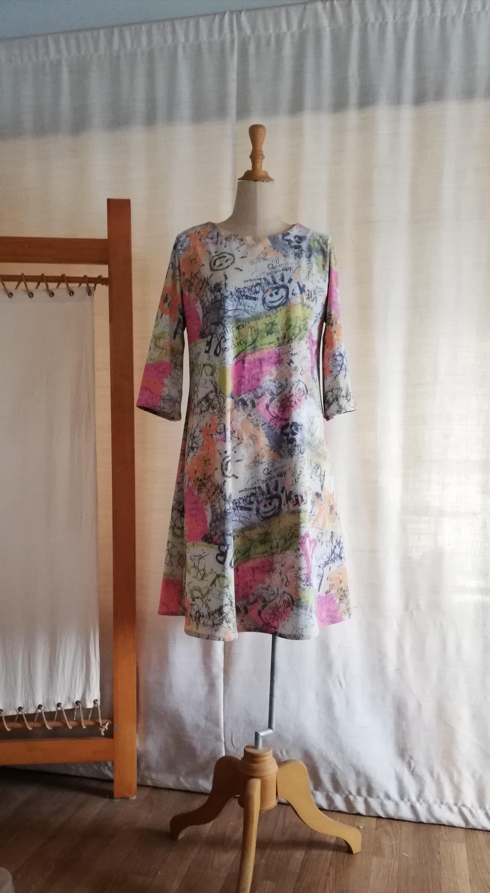 らく書きプリントのT シャツワンピース
