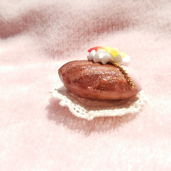 ふわふわミニマドレーヌのブローチ（チョコ） 2枚目の画像