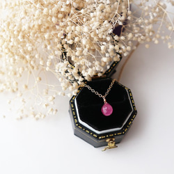 【14kgf】宝石質ピンクサファイアの一粒ネックレス (ブリオレットカット)＊9月誕生石 1枚目の画像