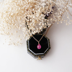 【14kgf】宝石質ピンクサファイアの一粒ネックレス (ブリオレットカット)＊9月誕生石 2枚目の画像