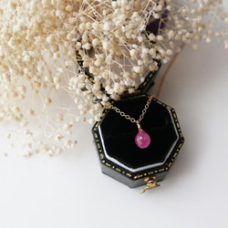 【14kgf】宝石質ピンクサファイアの一粒ネックレス (ブリオレットカット)＊9月誕生石 3枚目の画像