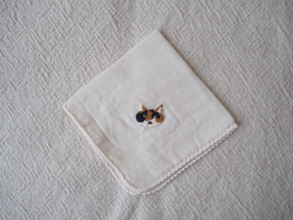 ねこ刺しゅうガーゼハンカチ【名入れOK】 1枚目の画像