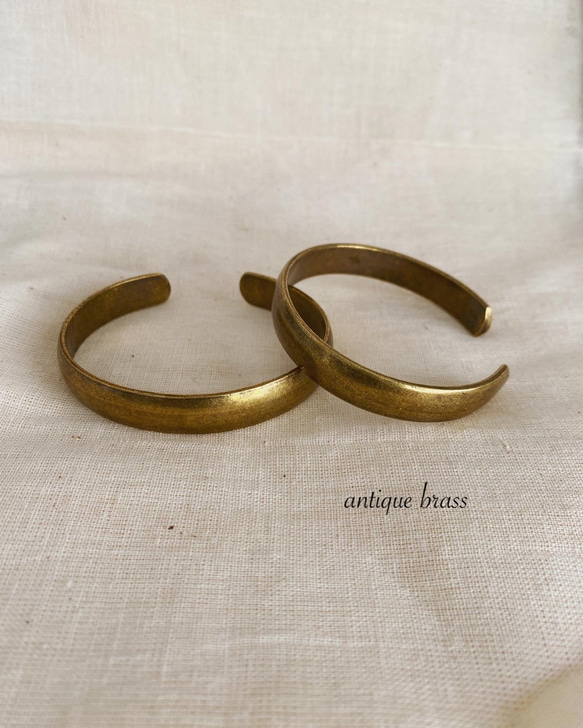 antique brass bangle 2枚目の画像