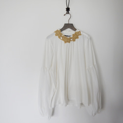 necklace ギャザートップス (off-white/beige flower) 3枚目の画像