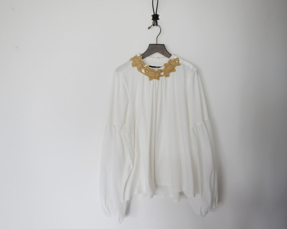 necklace ギャザートップス (off-white/beige flower) 3枚目の画像