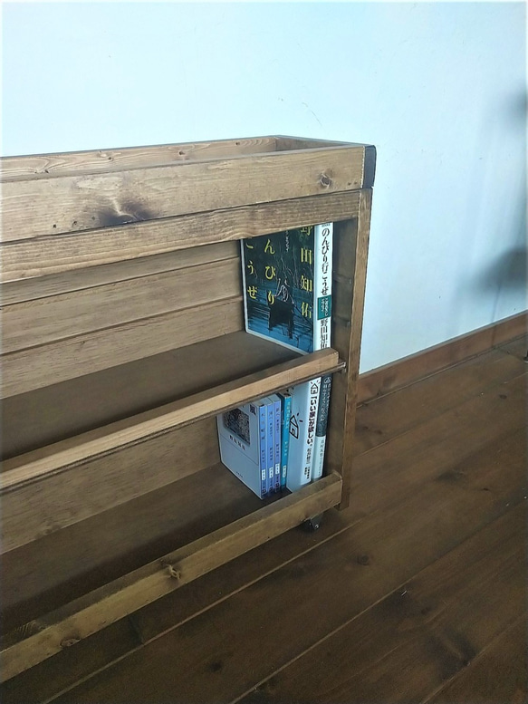 ソファ後ろの収納棚（キャスター付き）W120cm、受注生産品                                     ソファの後ろに、ちょっと物が置ける棚があると便利なので、作ってみましたソファ後ろ以外でも、奥行が浅 ZY1515542611(11500円)