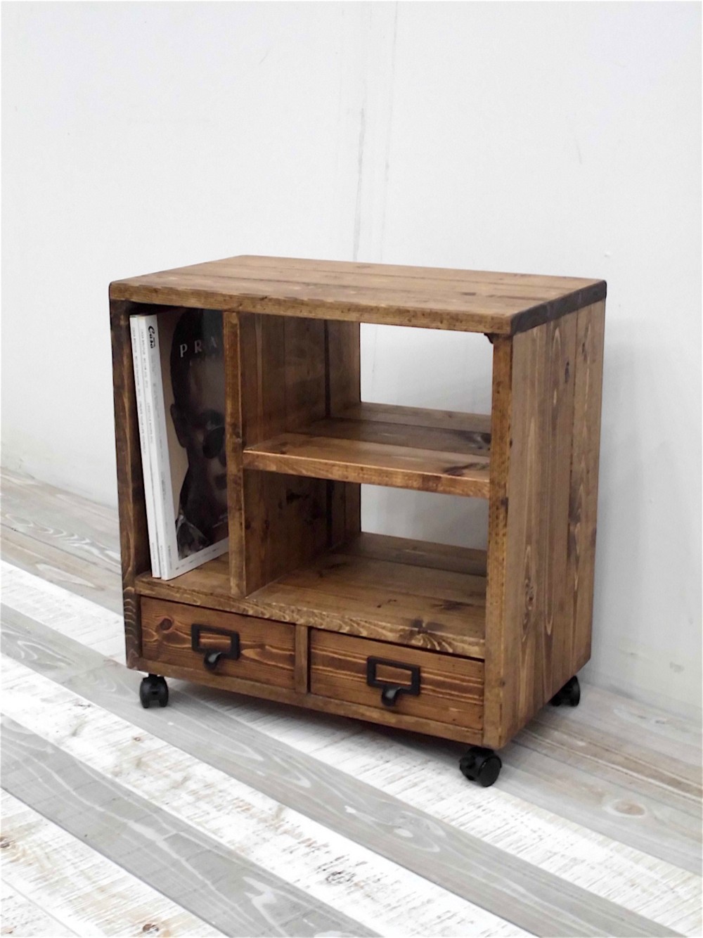 キャスター付きサイドテーブル (中棚付き）