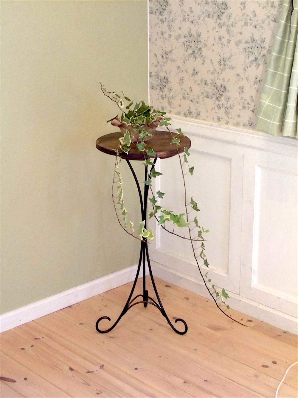 曲アイアンの3本脚のサイドテーブル（花台）