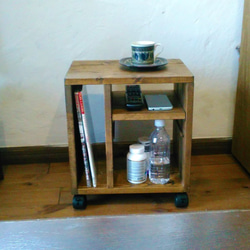 ホワンホワン様専用ページ　キャスター付きサイドテーブル（コンパクト、中棚付き） 4枚目の画像