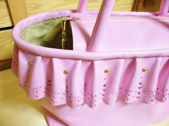 ピンクのフリルトートバッグ 2枚目の画像