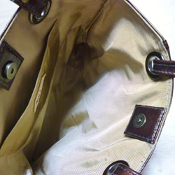 カシメとリボンのレトロなバックル付きエナメルバッグ 4枚目の画像
