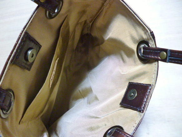 カシメとリボンのレトロなバックル付きエナメルバッグ 4枚目の画像