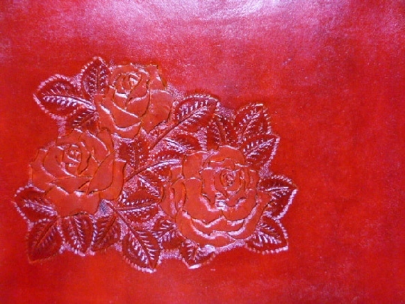 バラのカービング　赤いクラッチバッグ 5枚目の画像