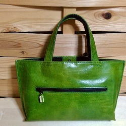 手縫いのシンプルなグリーンのトートバッグ 2枚目の画像