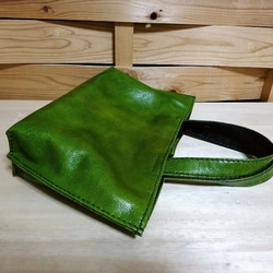 手縫いのシンプルなグリーンのトートバッグ 3枚目の画像