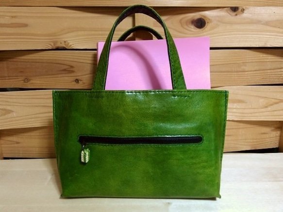 手縫いのシンプルなグリーンのトートバッグ 4枚目の画像