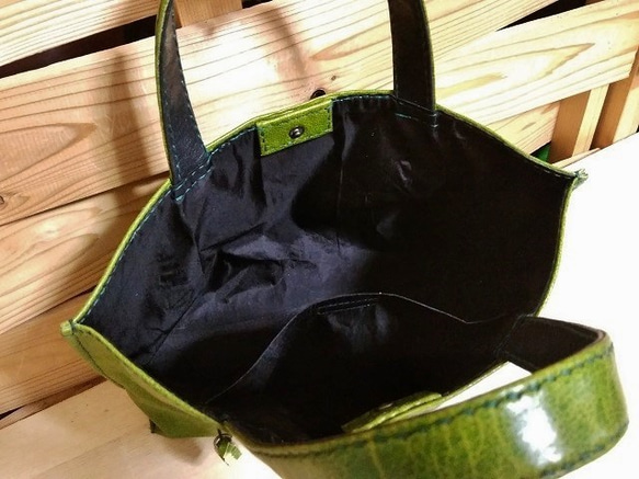 手縫いのシンプルなグリーンのトートバッグ 6枚目の画像