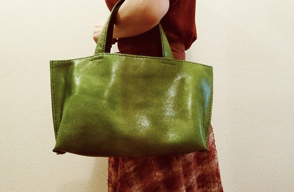 手縫いのシンプルなグリーンのトートバッグ 7枚目の画像