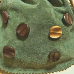 ピッグスエードの巾着ポーチ・ウッドボタン・ループキーホルダー付き 5枚目の画像