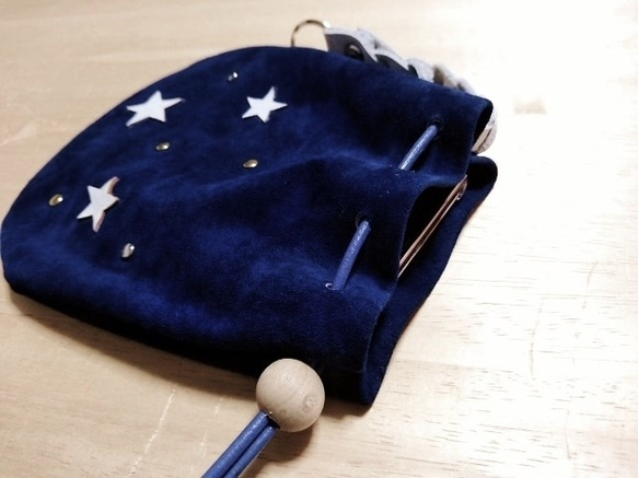 ピッグスエードの巾着ポーチ・星＆金銀スタッズ・ループキーホルダー付き 4枚目の画像
