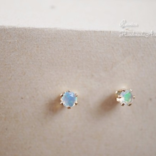 エチオピア産プレシャスオパール(3mm）6本爪スタッドピアス k14gf