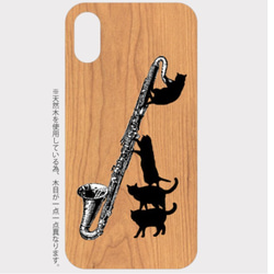 (iPhone用)バスクラリネットと黒猫の木製スマホケース 1枚目の画像