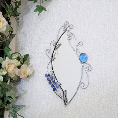 ✴︎:.ラベンダーの壁掛け鏡♪　ステンドグラス鏡 青空＊ラベンダー ステンドグラスの壁掛け鏡 | iichi 日々の