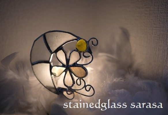 ✴︎:.｡白い月と白いお花のランプ　　　*ステンドグラス* 1枚目の画像