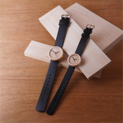 自然素材のシンプルな美しさ。時計盤に木を使った「NAKARI WATCH