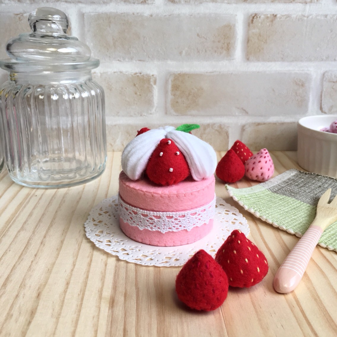 いちごのフェルトケーキの小物入れ おもちゃ・人形 sn0w 通販